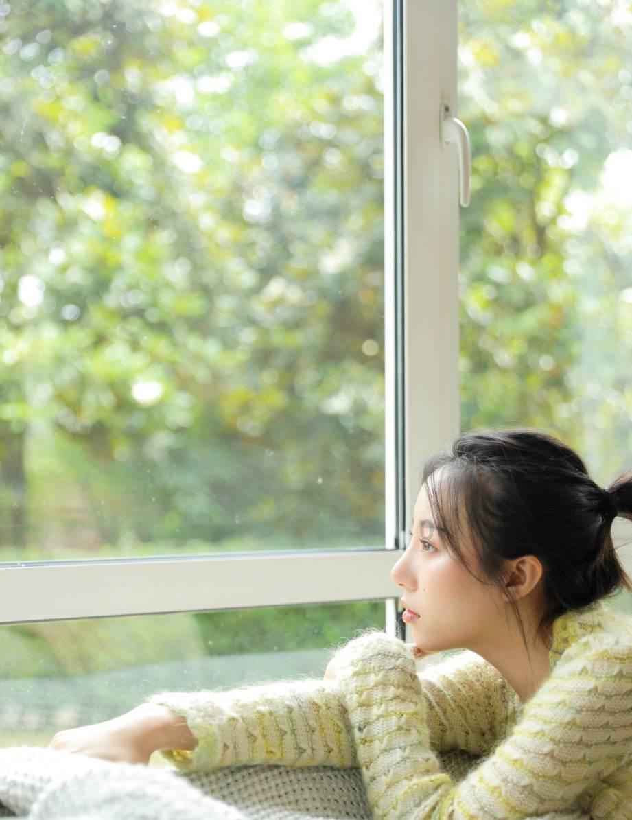 救援年轻女歌手